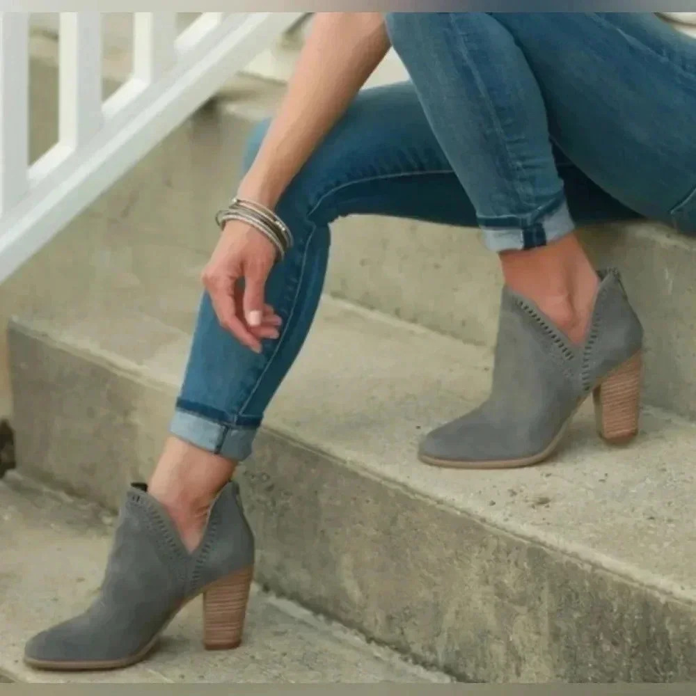 Vince Camuto Fileana EUC Women’s Gray Suede Stack Heel Bootie Zip Close 9.5 GUC
